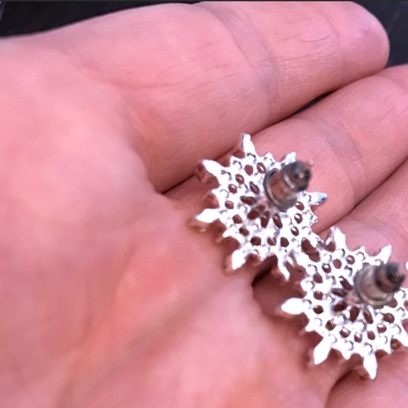 NEW!💙💎❄️STAR🌟BURST🌟SNOWFLAKE STUDS!❄️💎💙LOVE! - Picture 5 of 8